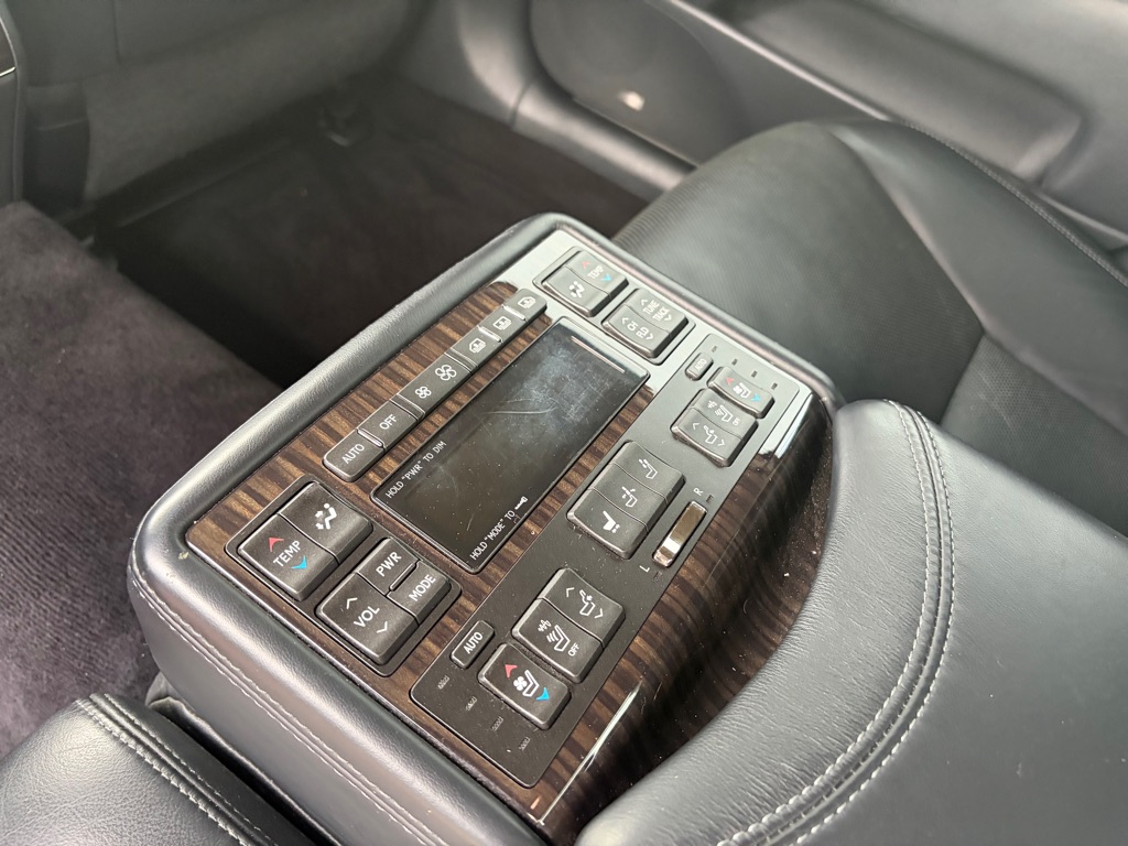 Photo 11 of this LEXUS LS