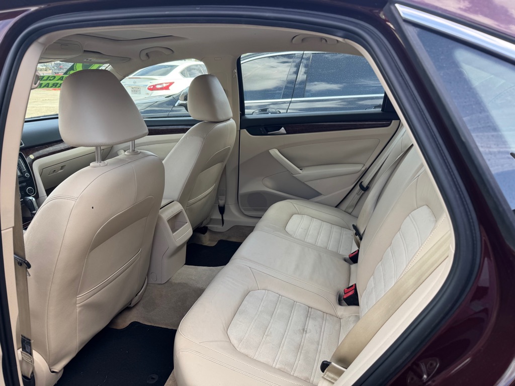 Photo 8 of this VOLKSWAGEN PASSAT