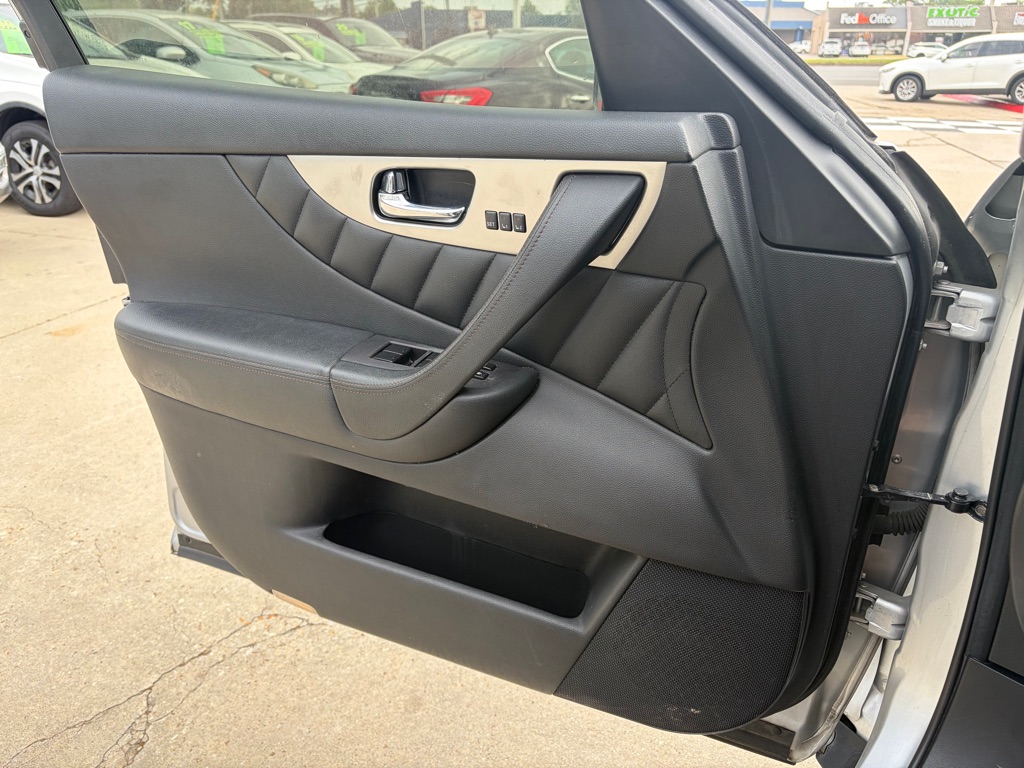 Photo 9 of this INFINITI QX70