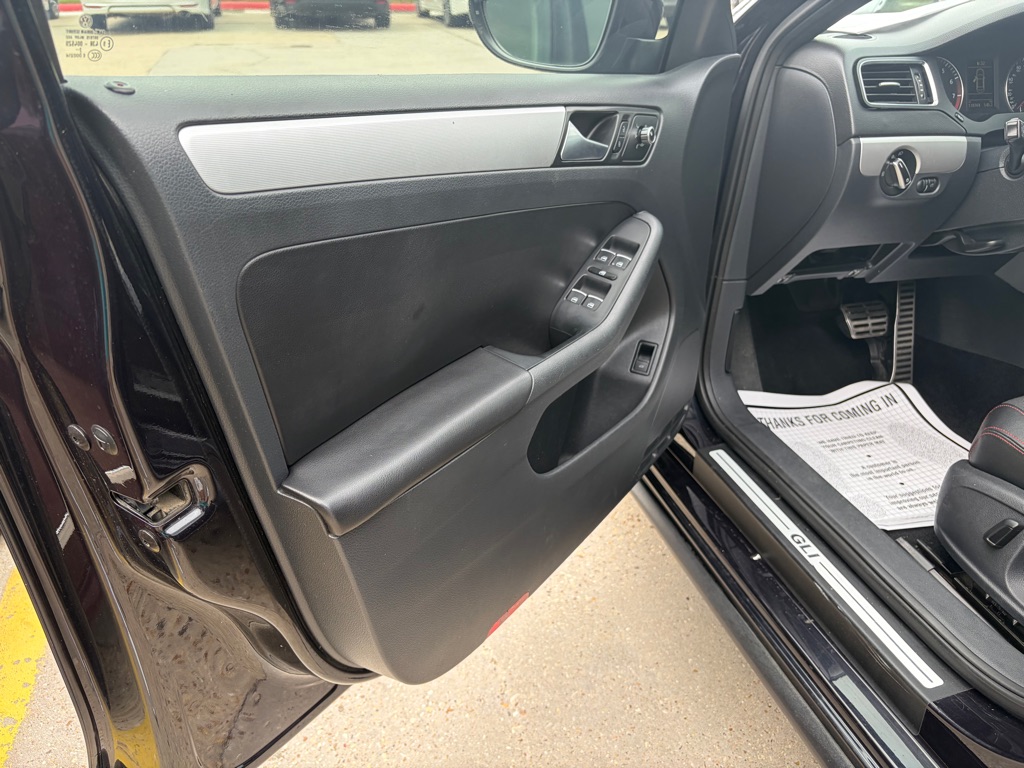Photo 12 of this VOLKSWAGEN JETTA