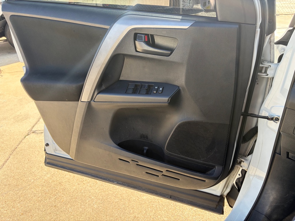Photo 8 of this TOYOTA RAV4
