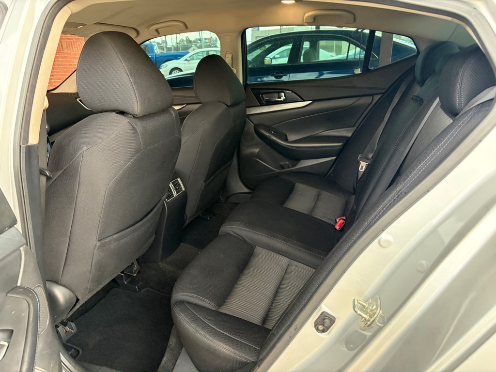 Photo 9 of this NISSAN MAXIMA