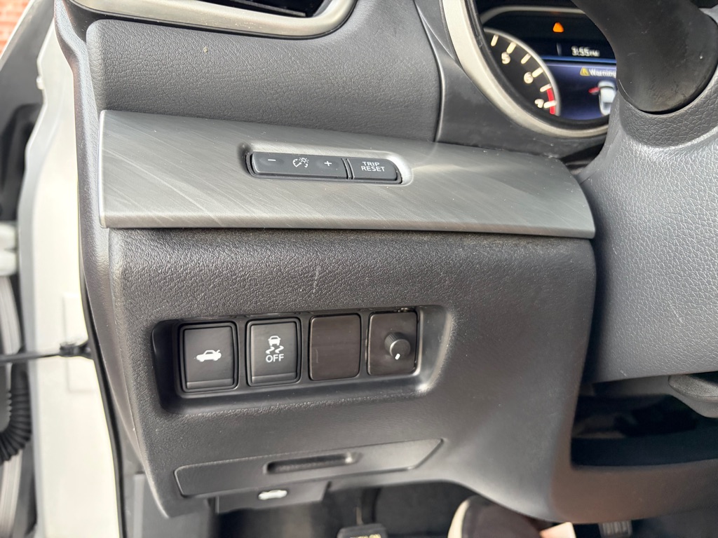 Photo 11 of this NISSAN MAXIMA