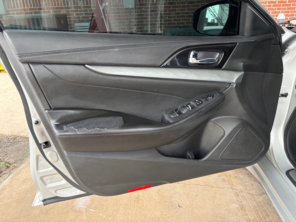 Photo 8 of this NISSAN MAXIMA