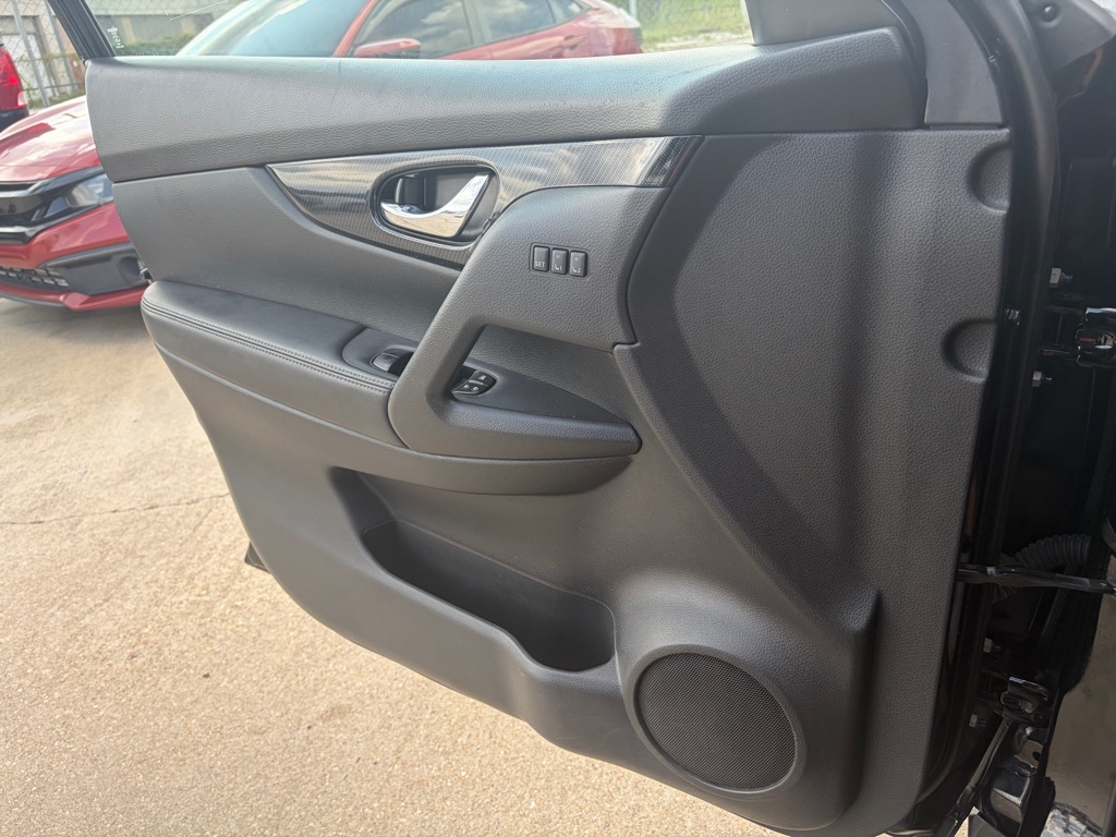 Photo 11 of this NISSAN ROGUE