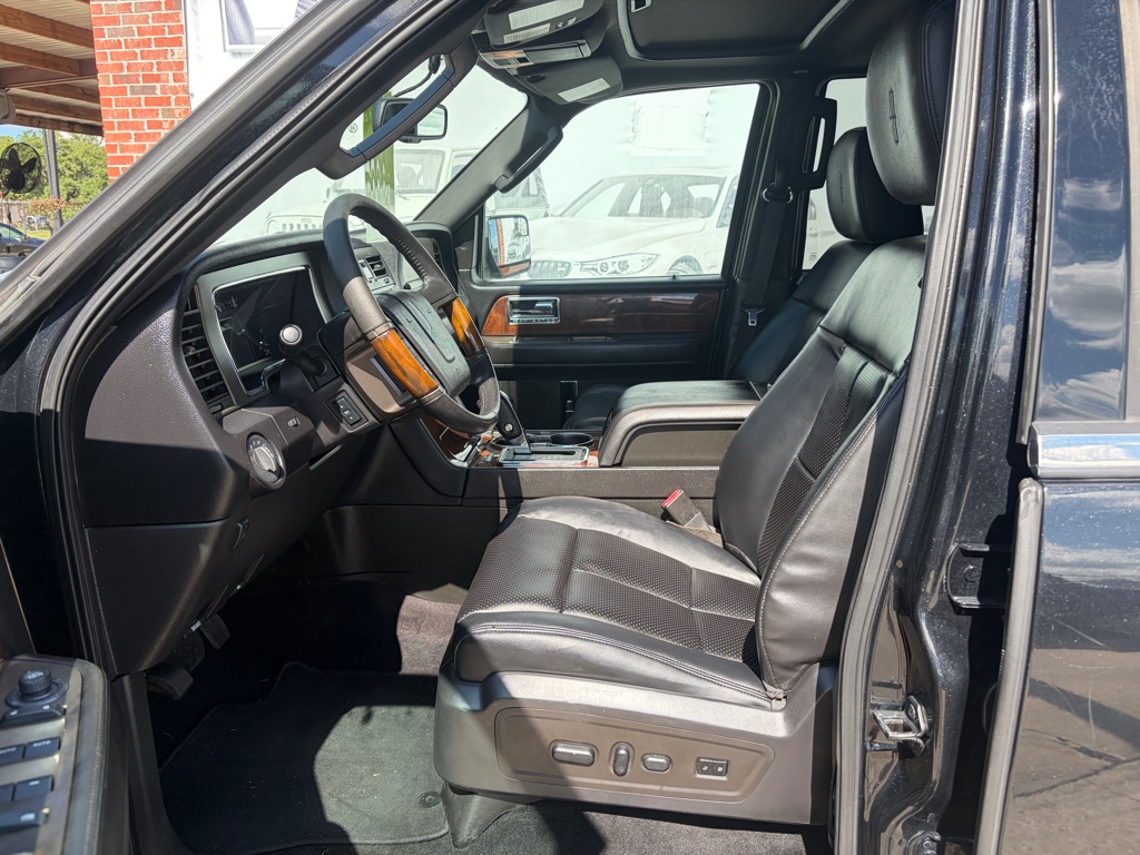 Photo 7 of this LINCOLN NAVIGATOR