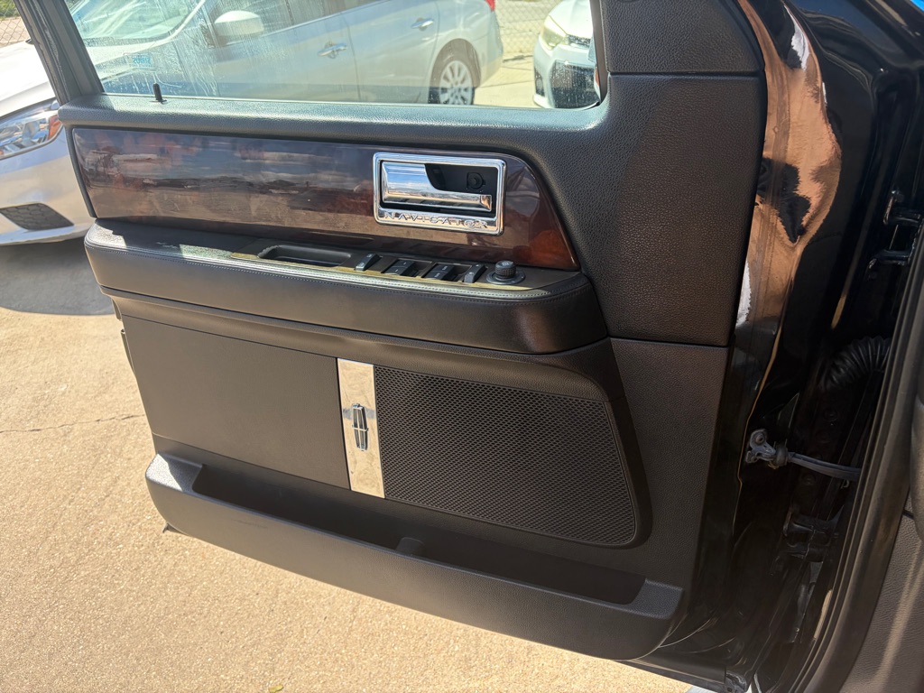 Photo 13 of this LINCOLN NAVIGATOR