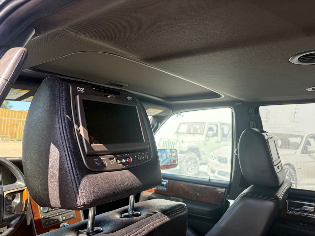 Photo 9 of this LINCOLN NAVIGATOR