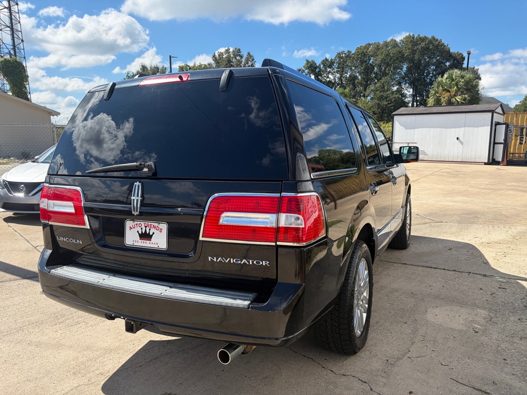 Photo 4 of this LINCOLN NAVIGATOR