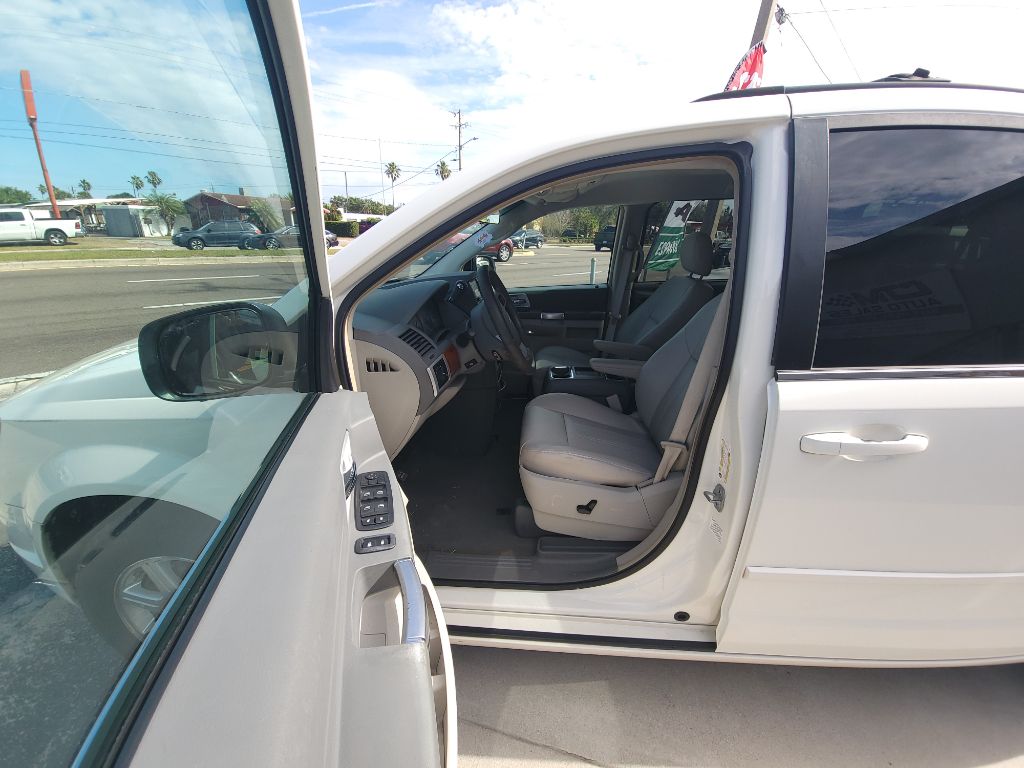 Photo 7 of this CHRYSLER TOWN & COUNTRY