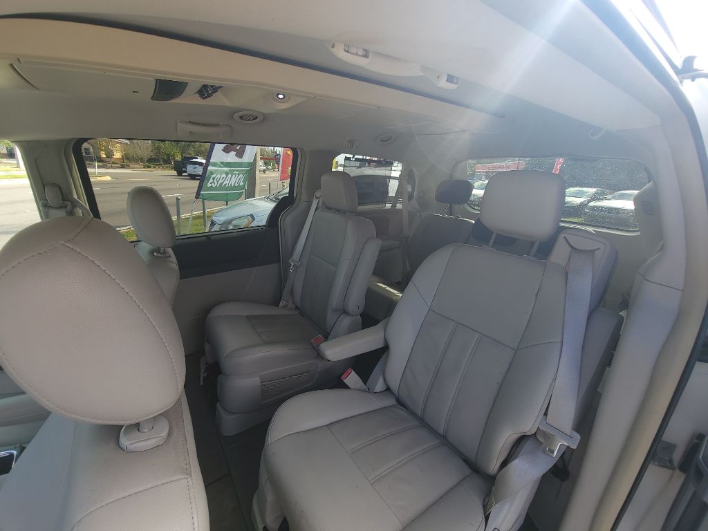Photo 8 of this CHRYSLER TOWN & COUNTRY