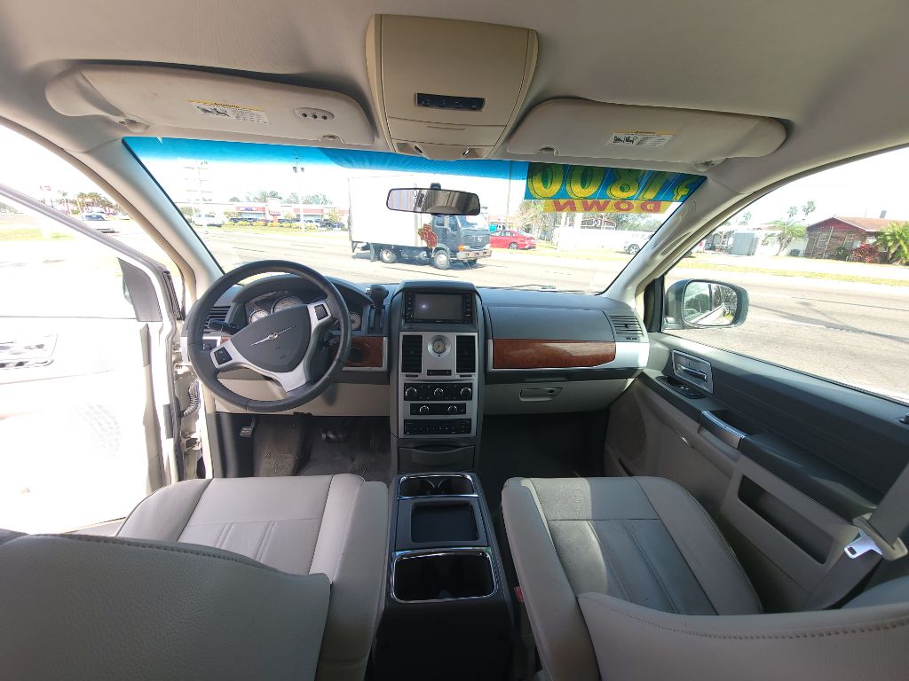 Photo 9 of this CHRYSLER TOWN & COUNTRY