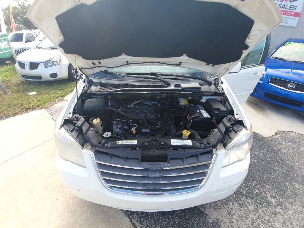 Photo 10 of this CHRYSLER TOWN & COUNTRY