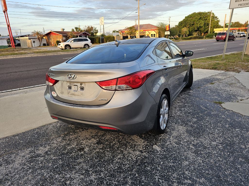 Photo 3 of this HYUNDAI ELANTRA