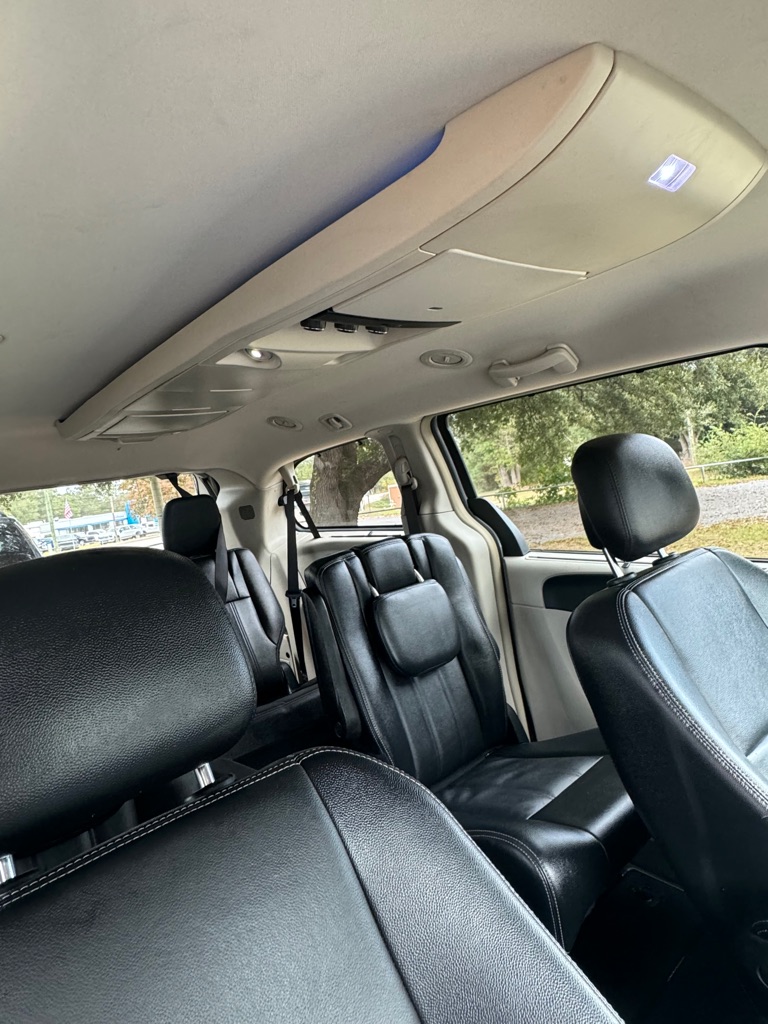 Photo 8 of this CHRYSLER TOWN & COUNTRY
