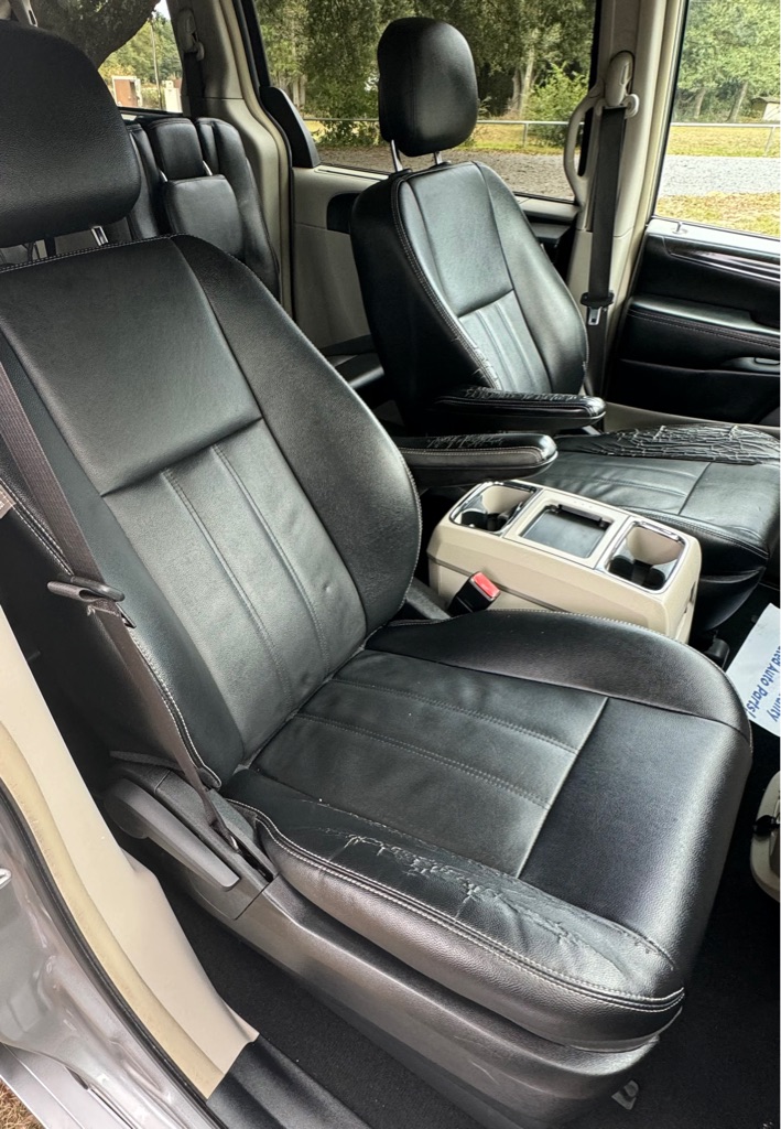 Photo 12 of this CHRYSLER TOWN & COUNTRY