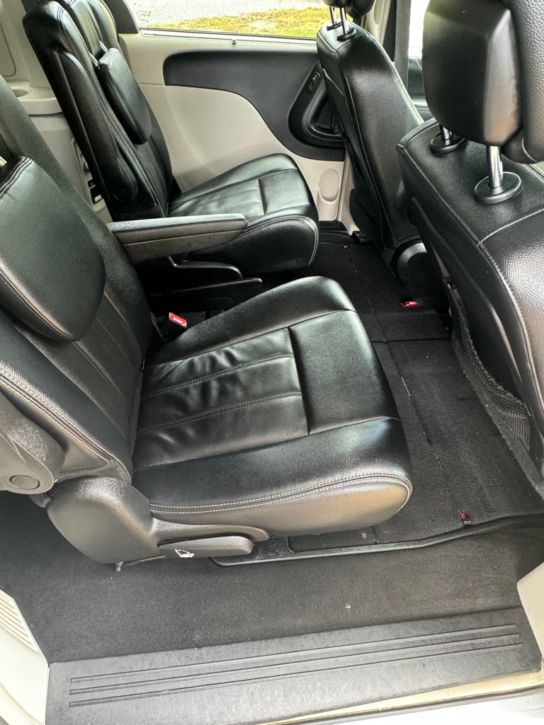 Photo 13 of this CHRYSLER TOWN & COUNTRY