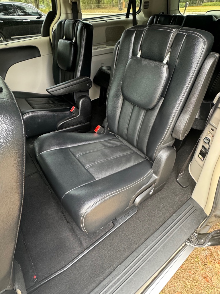 Photo 6 of this CHRYSLER TOWN & COUNTRY