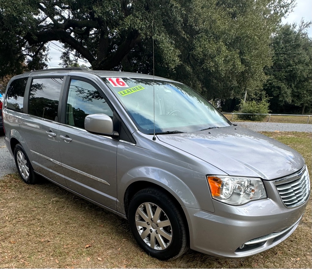 Photo 2 of this CHRYSLER TOWN & COUNTRY