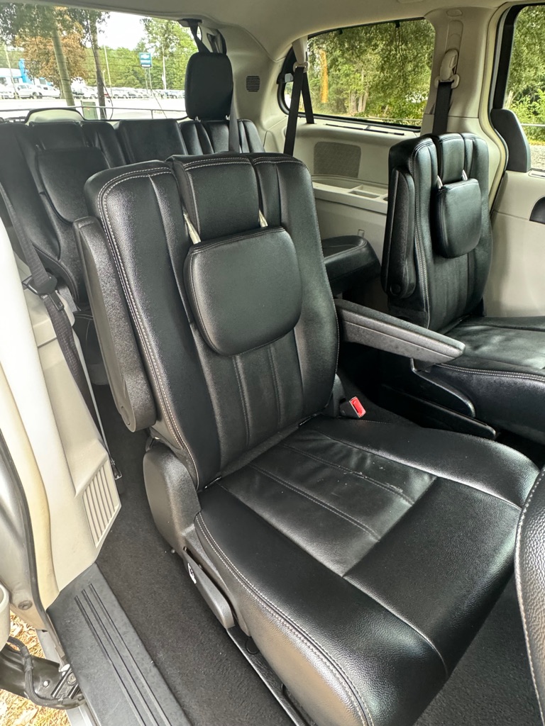 Photo 7 of this CHRYSLER TOWN & COUNTRY