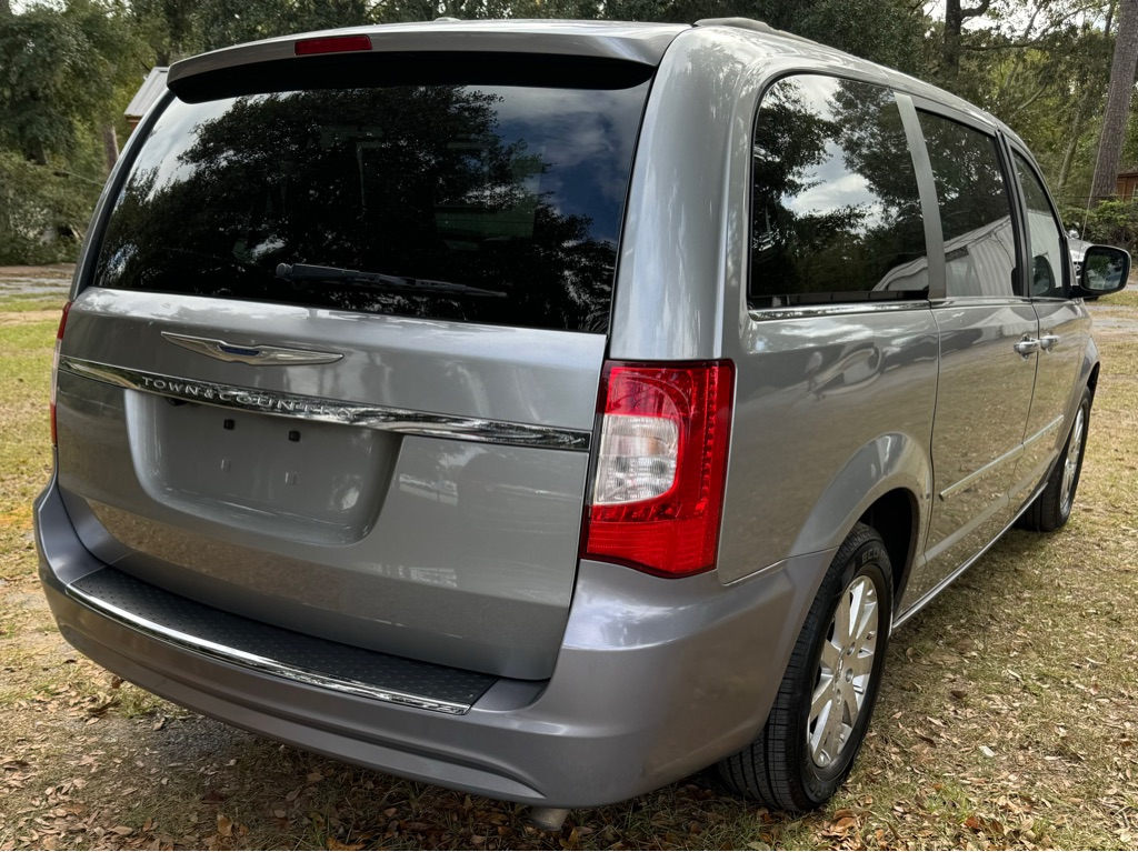 Photo 5 of this CHRYSLER TOWN & COUNTRY