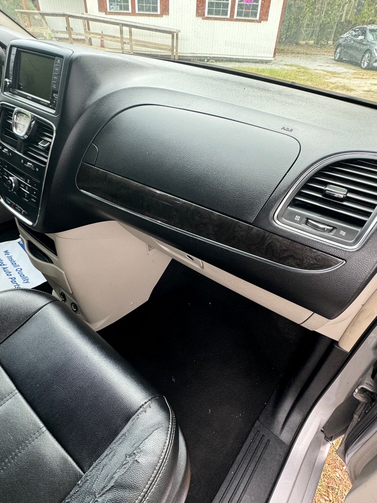 Photo 9 of this CHRYSLER TOWN & COUNTRY