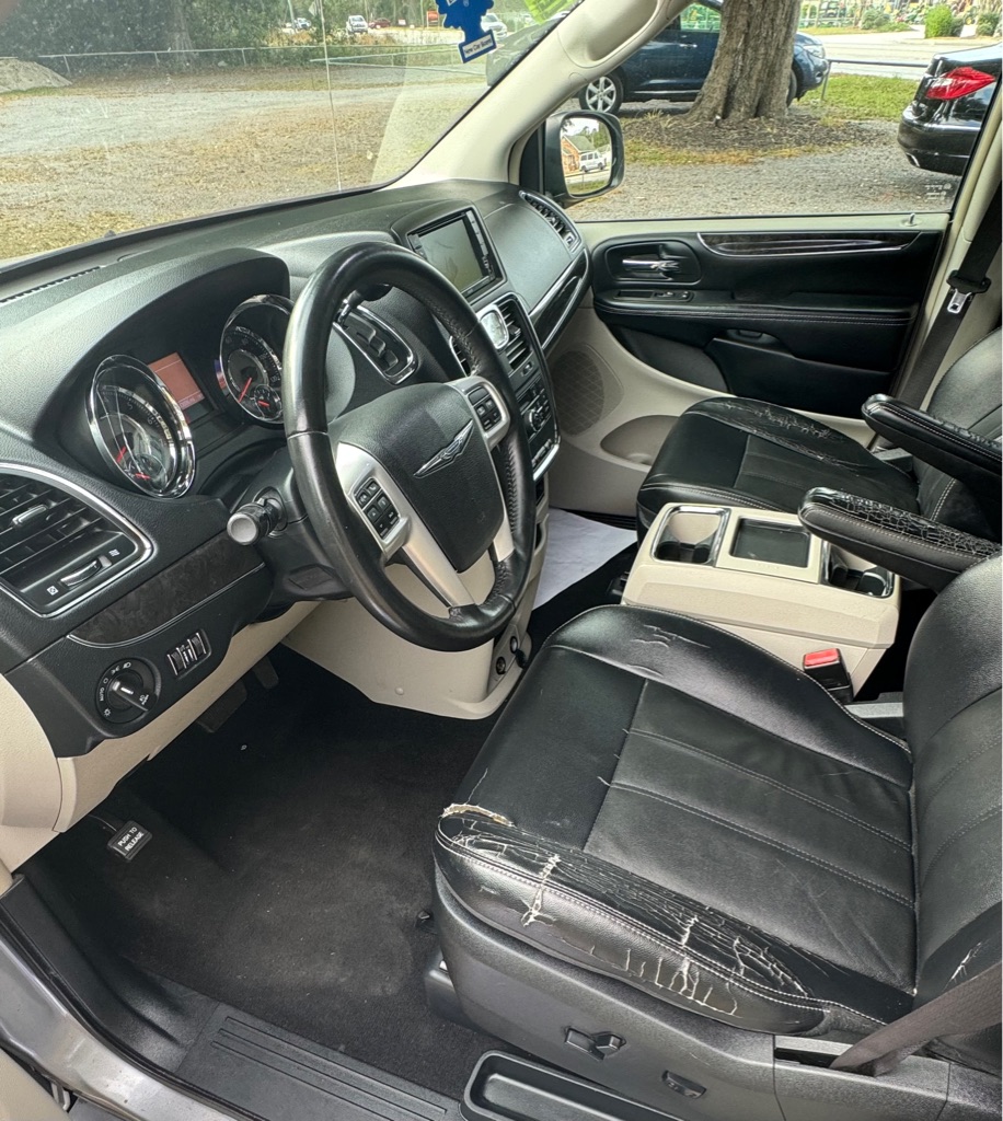 Photo 14 of this CHRYSLER TOWN & COUNTRY