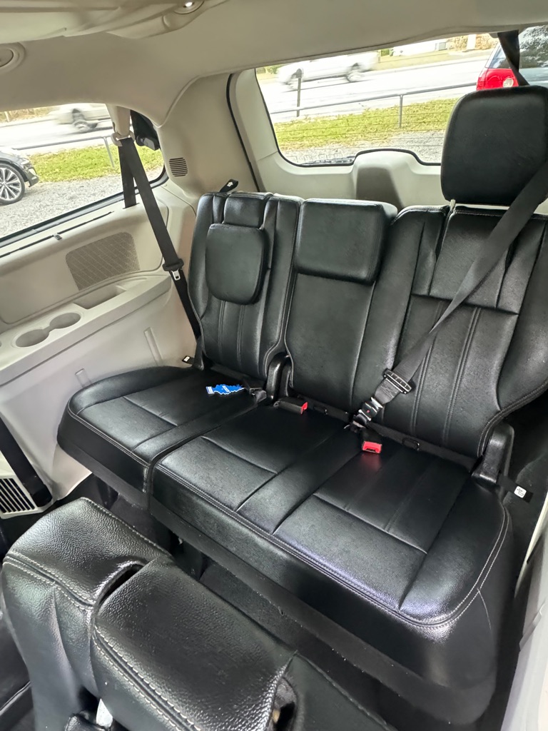 Photo 11 of this CHRYSLER TOWN & COUNTRY