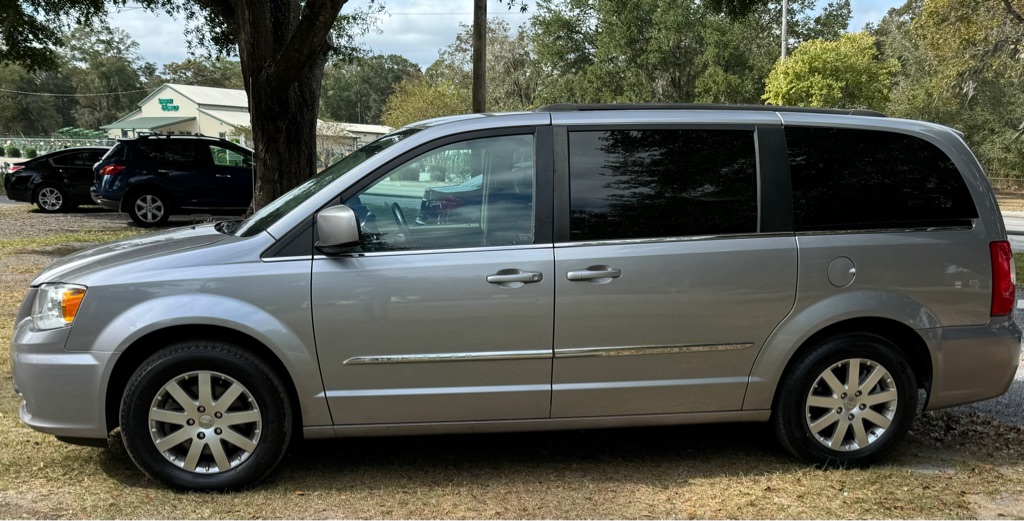 Photo 4 of this CHRYSLER TOWN & COUNTRY