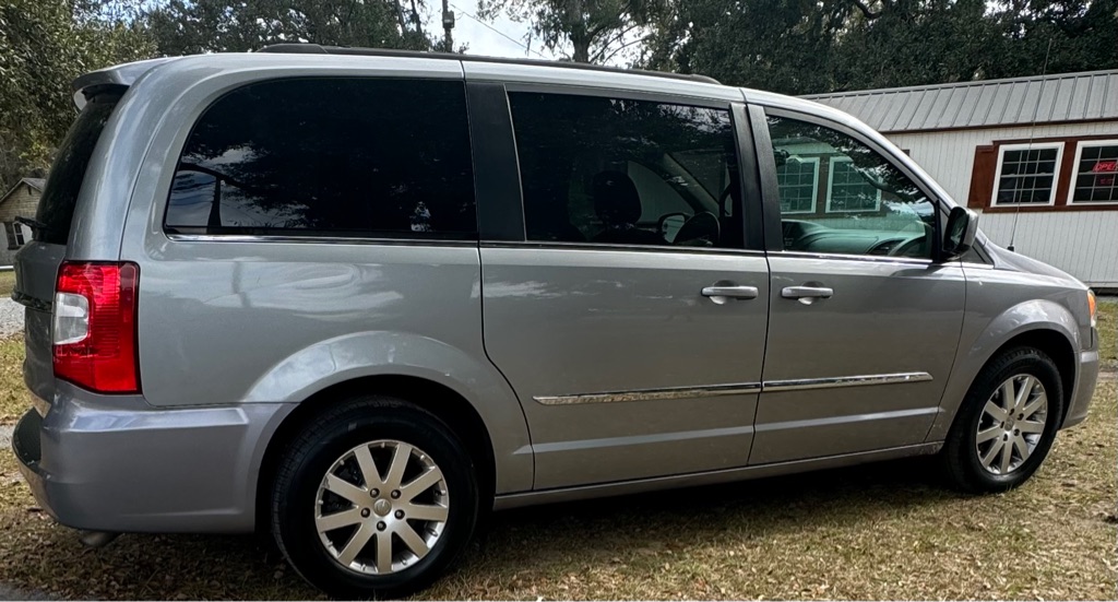 Photo 3 of this CHRYSLER TOWN & COUNTRY