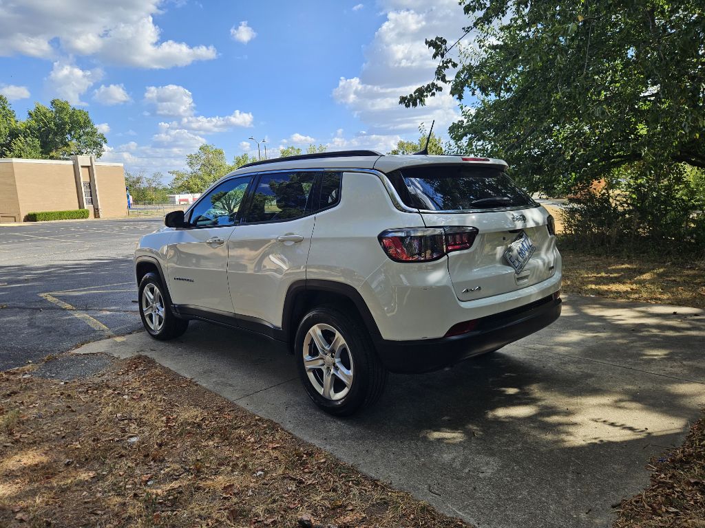 Photo 2 of this JEEP COMPASS