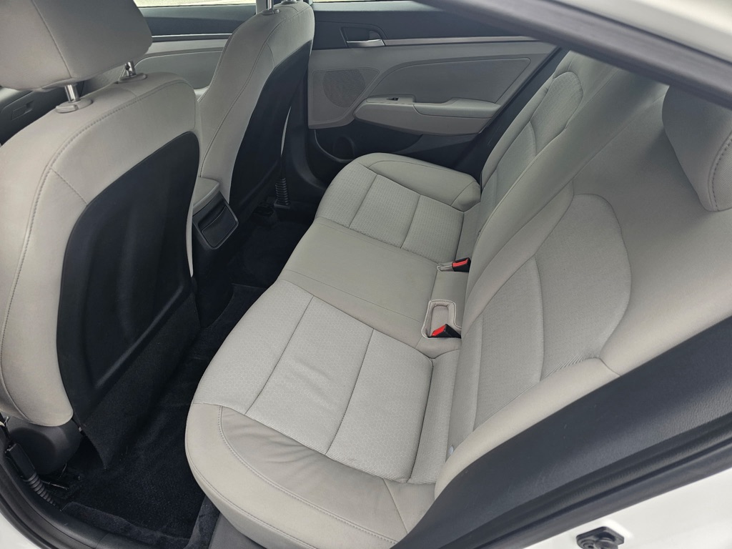 Photo 11 of this HYUNDAI ELANTRA