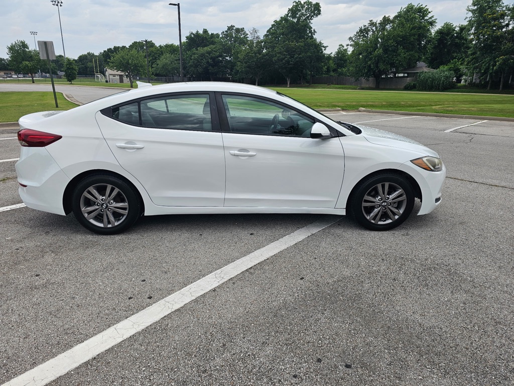 Photo 4 of this HYUNDAI ELANTRA