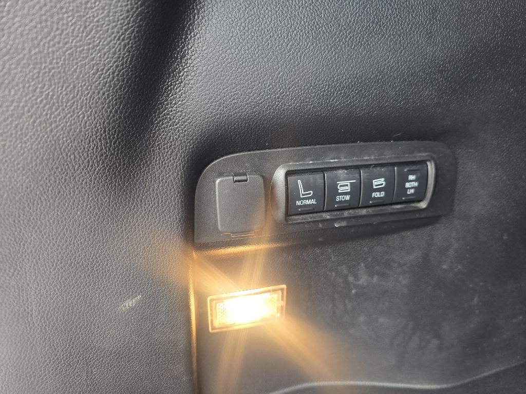 Photo 18 of this FORD EXPLORER