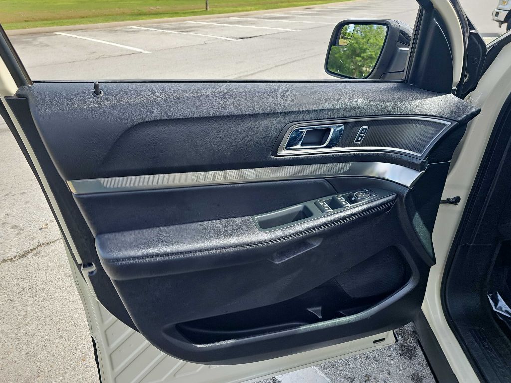 Photo 11 of this FORD EXPLORER
