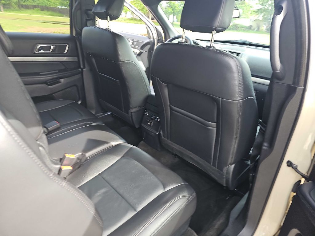Photo 15 of this FORD EXPLORER