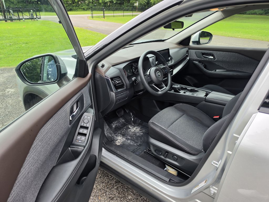 Photo 15 of this NISSAN ROGUE
