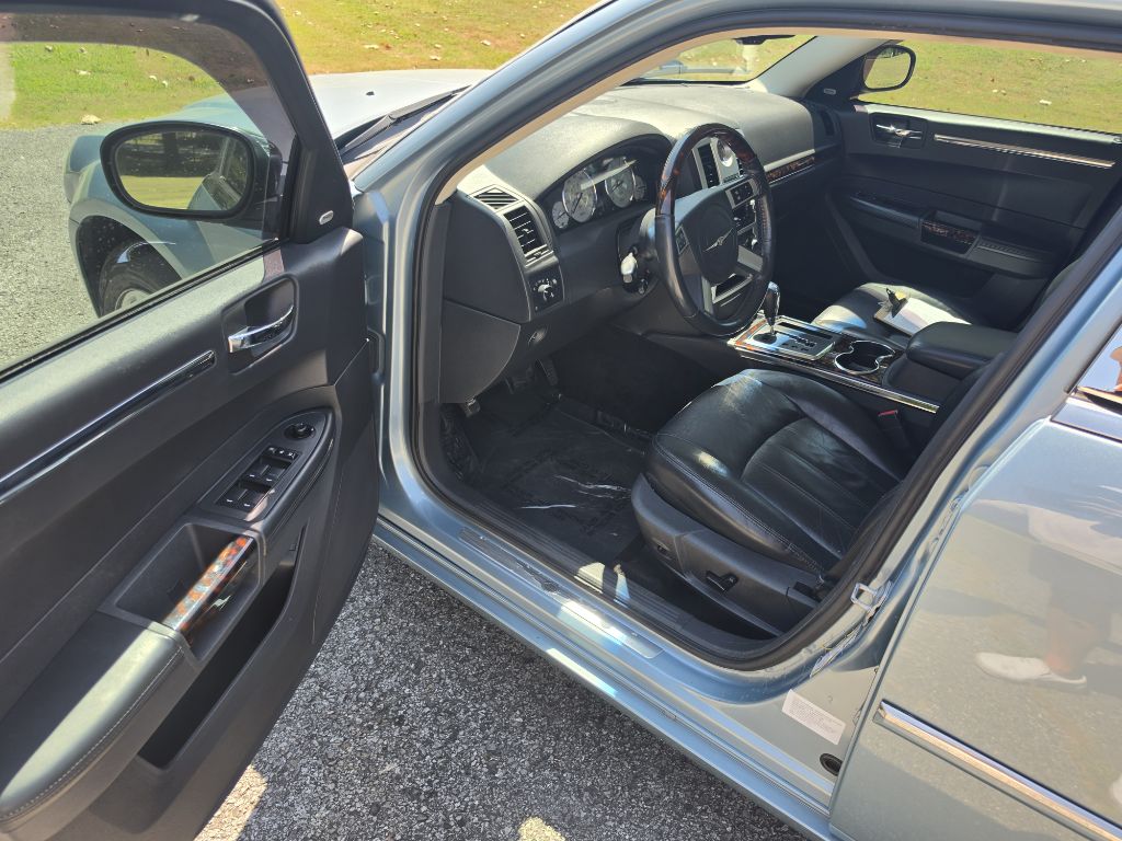 Photo 10 of this CHRYSLER 300C