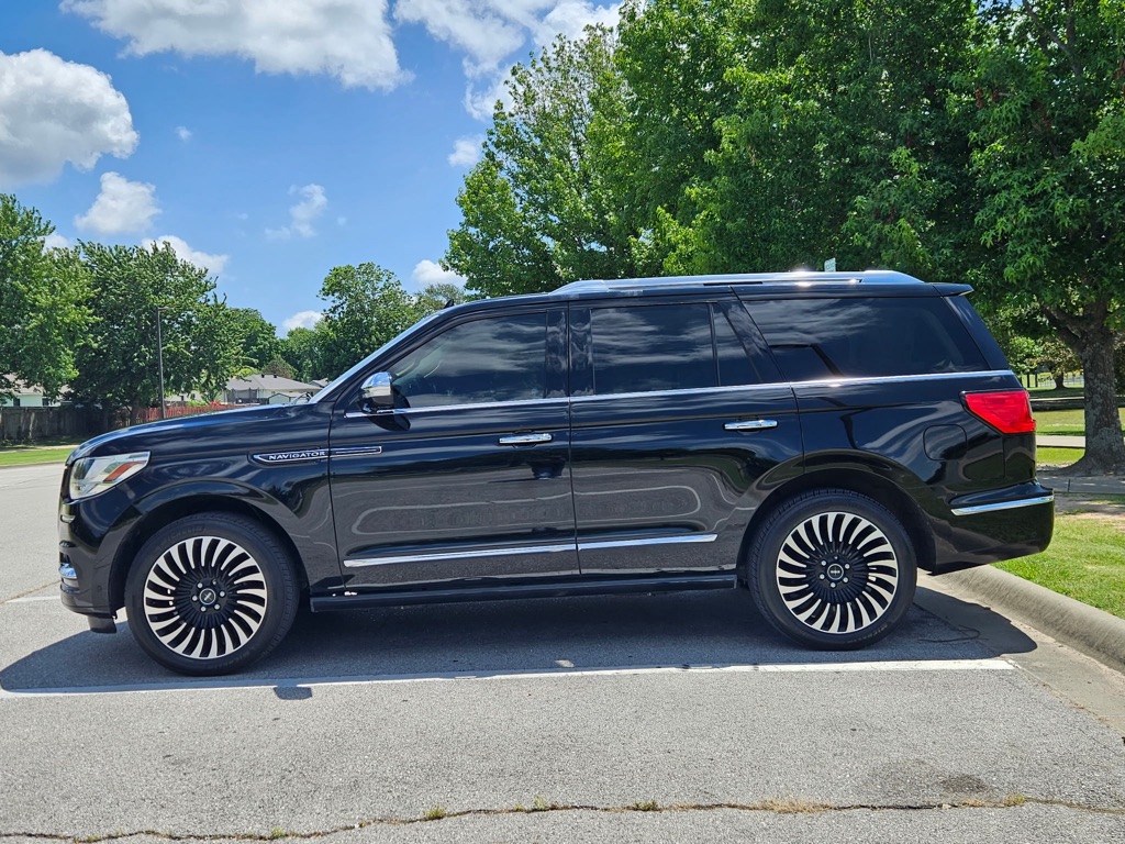 Photo 4 of this LINCOLN NAVIGATOR