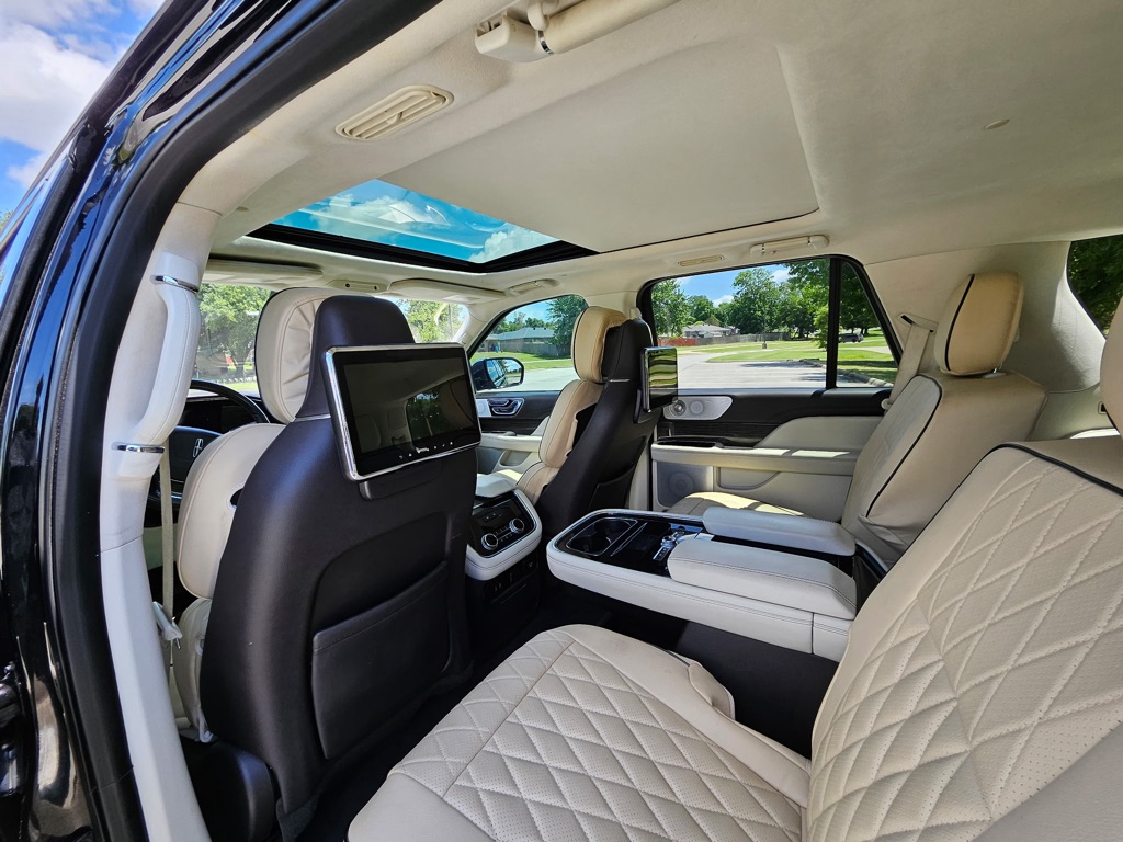 Photo 11 of this LINCOLN NAVIGATOR