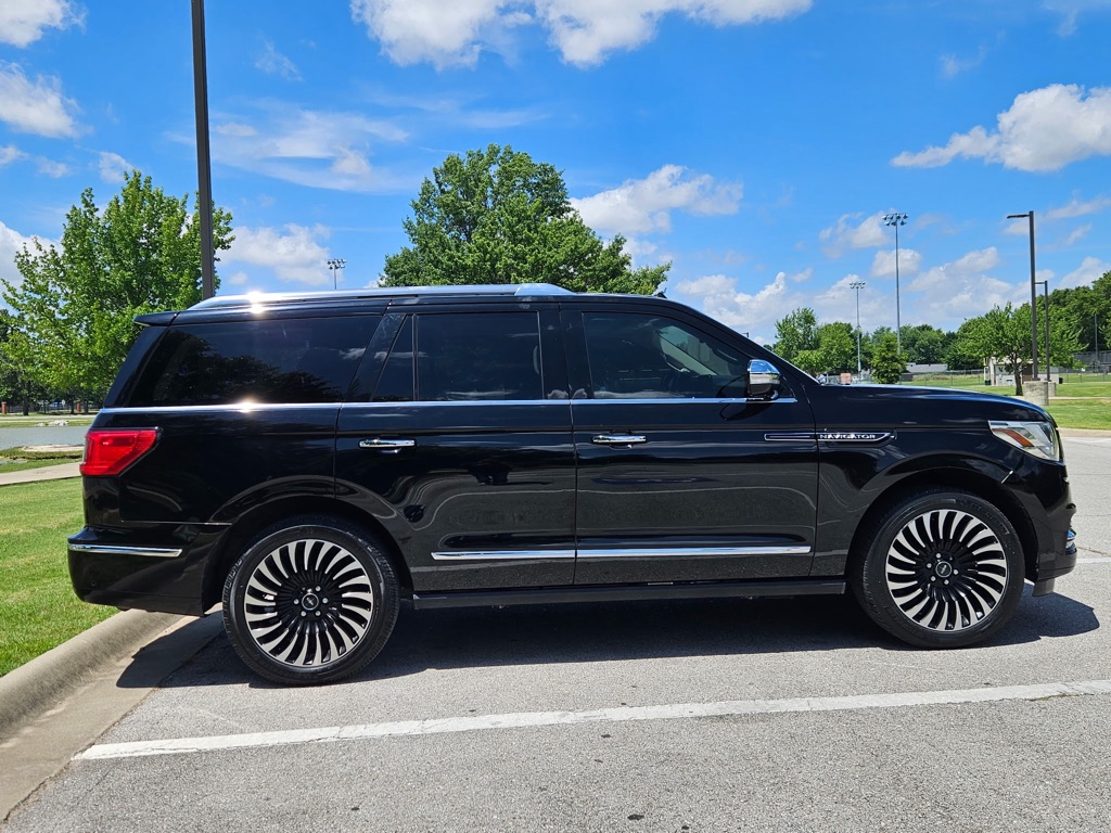 Photo 8 of this LINCOLN NAVIGATOR
