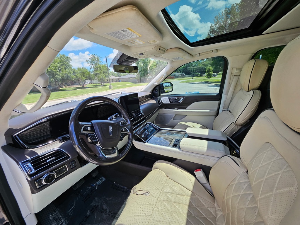 Photo 9 of this LINCOLN NAVIGATOR