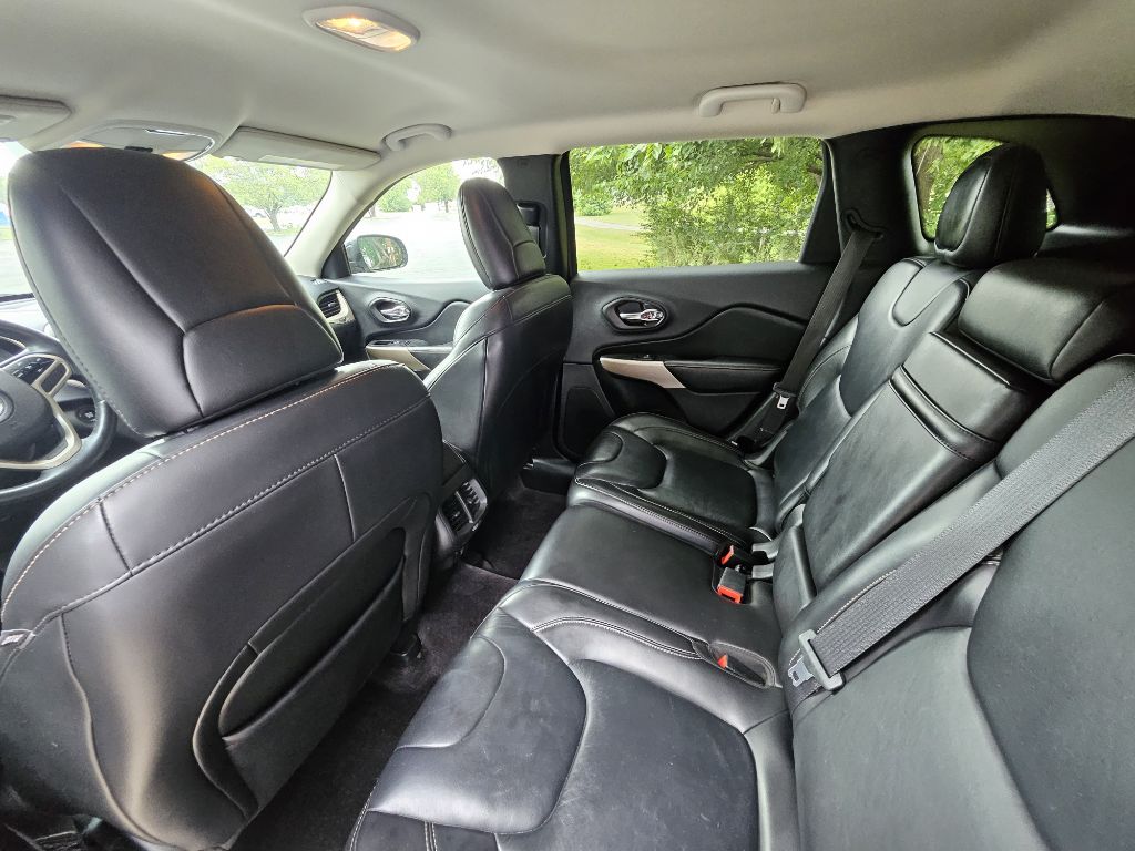 Photo 8 of this JEEP CHEROKEE