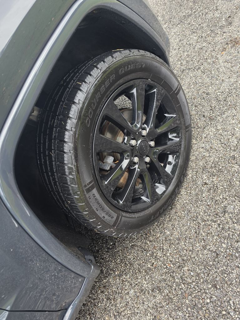 Photo 3 of this JEEP GRAND CHEROKEE