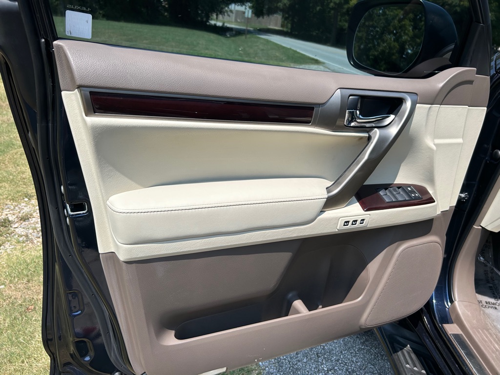 Photo 13 of this LEXUS GX