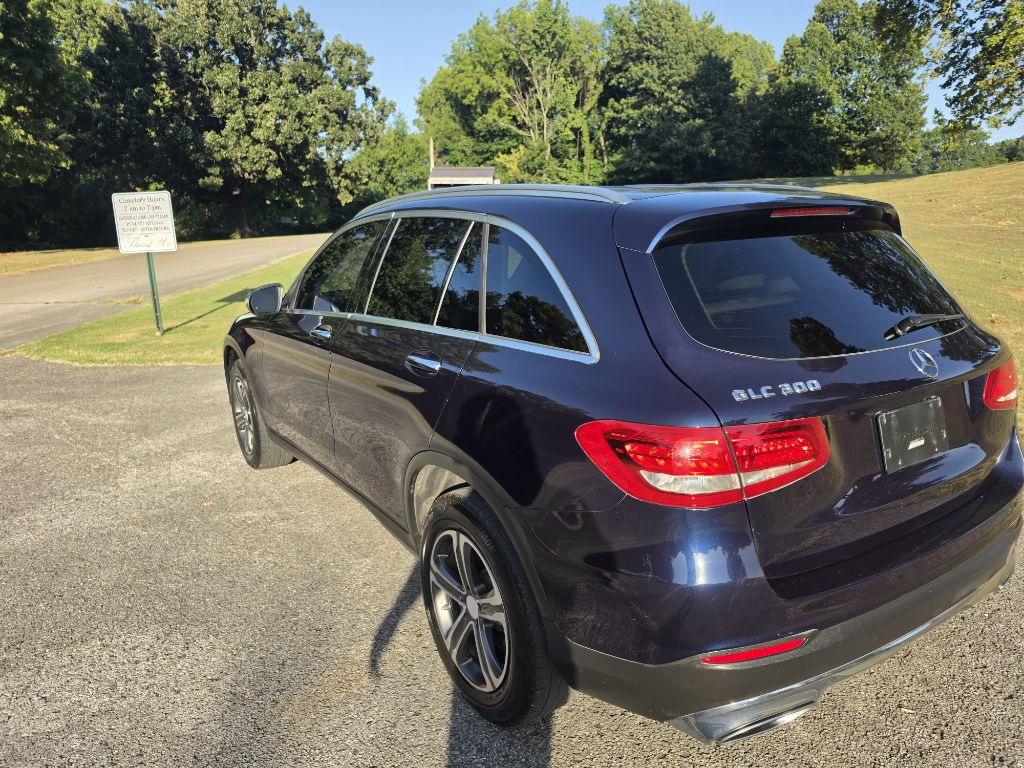 Photo 9 of this MERCEDES-BENZ GLC