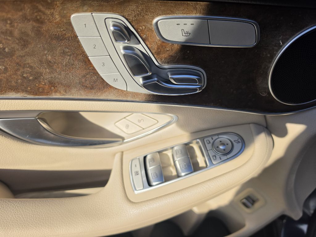 Photo 17 of this MERCEDES-BENZ GLC