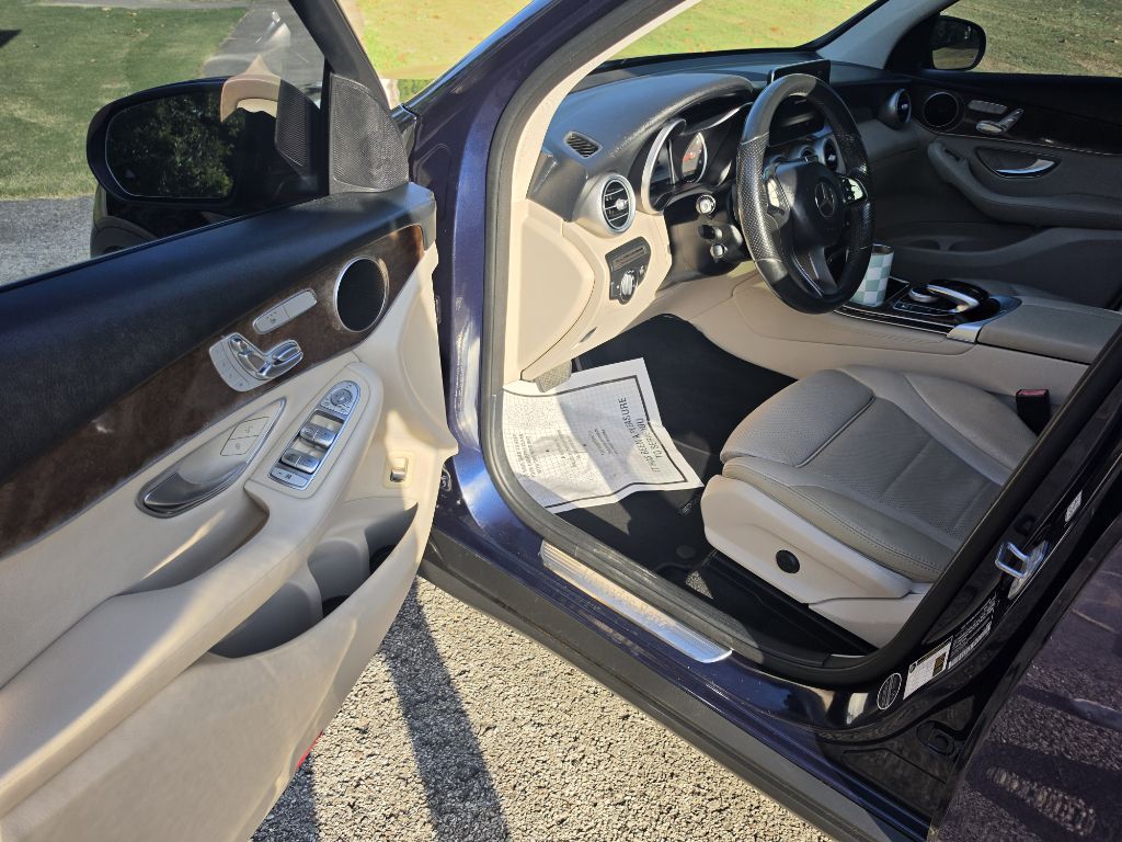 Photo 14 of this MERCEDES-BENZ GLC