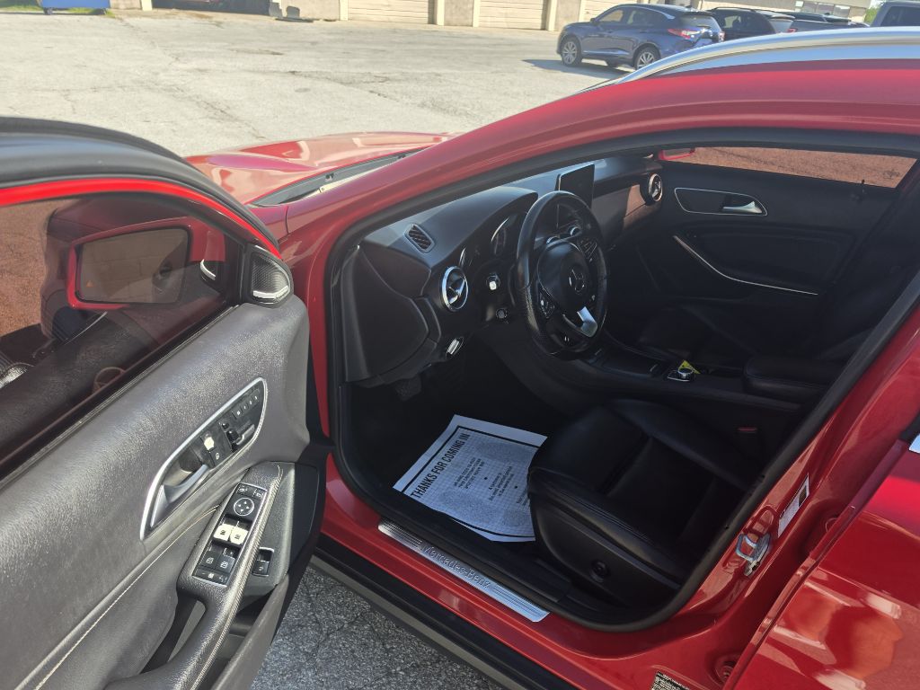 Photo 25 of this MERCEDES-BENZ GLA