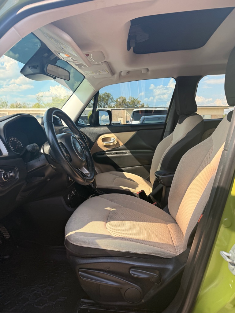 Photo 8 of this JEEP RENEGADE
